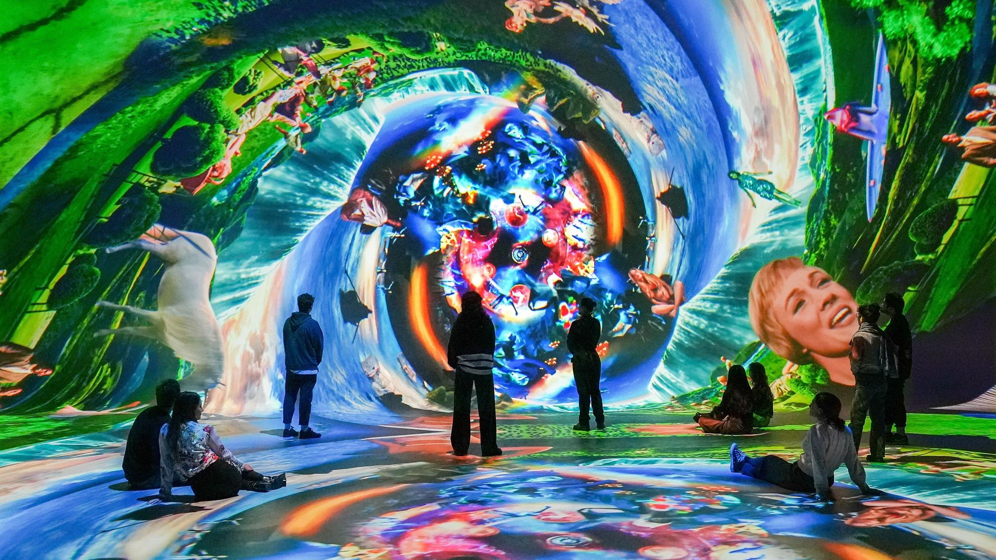 In der Ausstellung „Hypercreatures“ zeigt Marco Brambilla seine Videocollage.