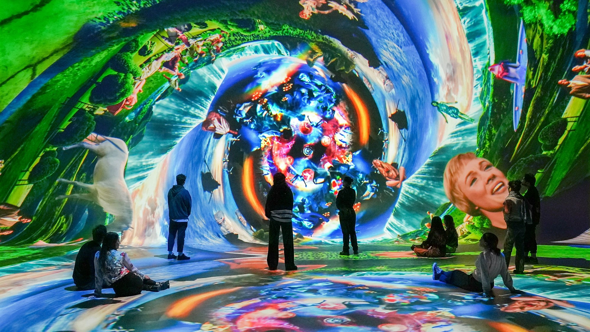 In der Ausstellung „Hypercreatures“ zeigt Marco Brambilla seine Videocollage.