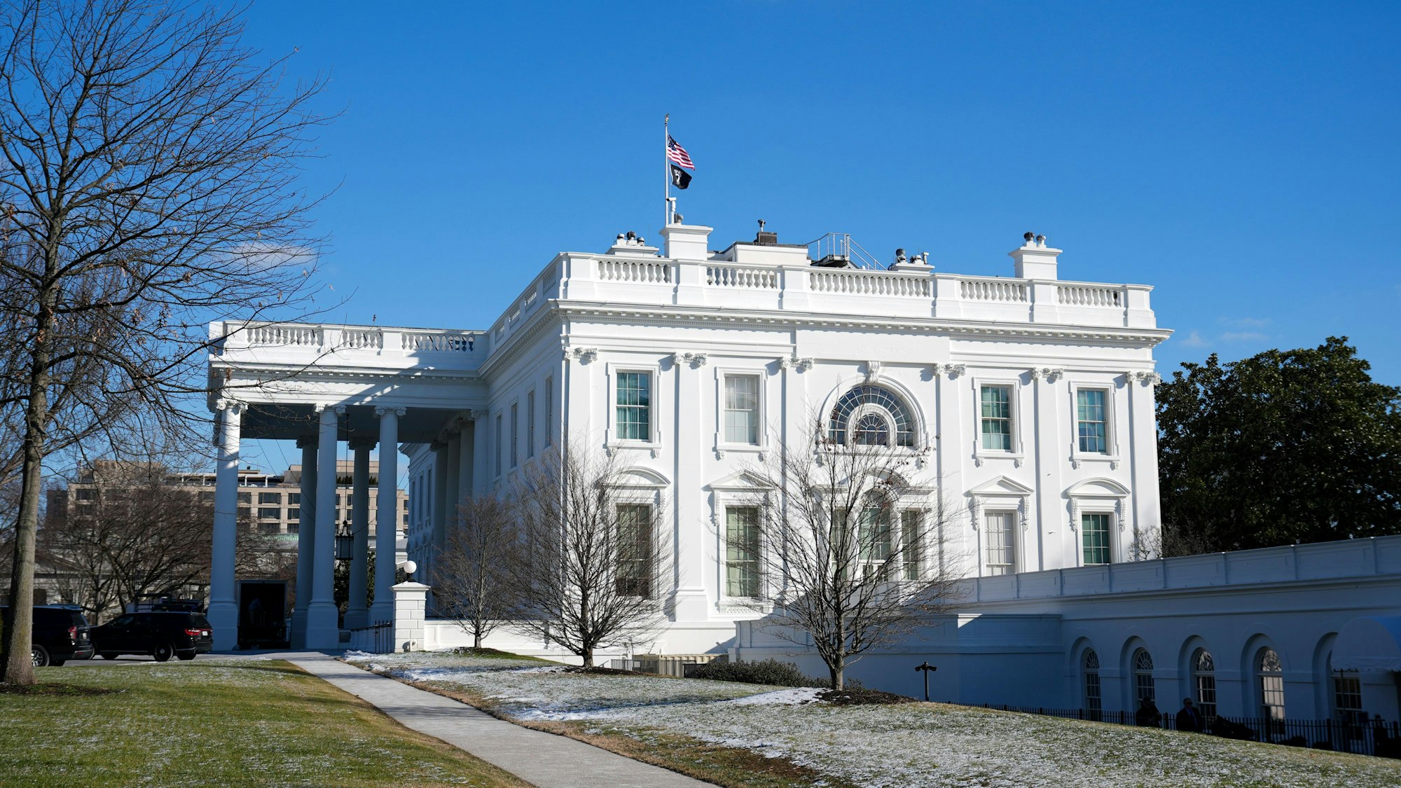 ARCHIV - 20.01.2025, USA, Washington: Die amerikanische Flagge auf dem Weißen Haus weht in Washington in voller Höhe. (zu dpa: «Nicht Musk: Weißes Haus nennt offizielle Doge-Chefin») Foto: Stephanie Scarbrough/AP/dpa +++ dpa-Bildfunk +++