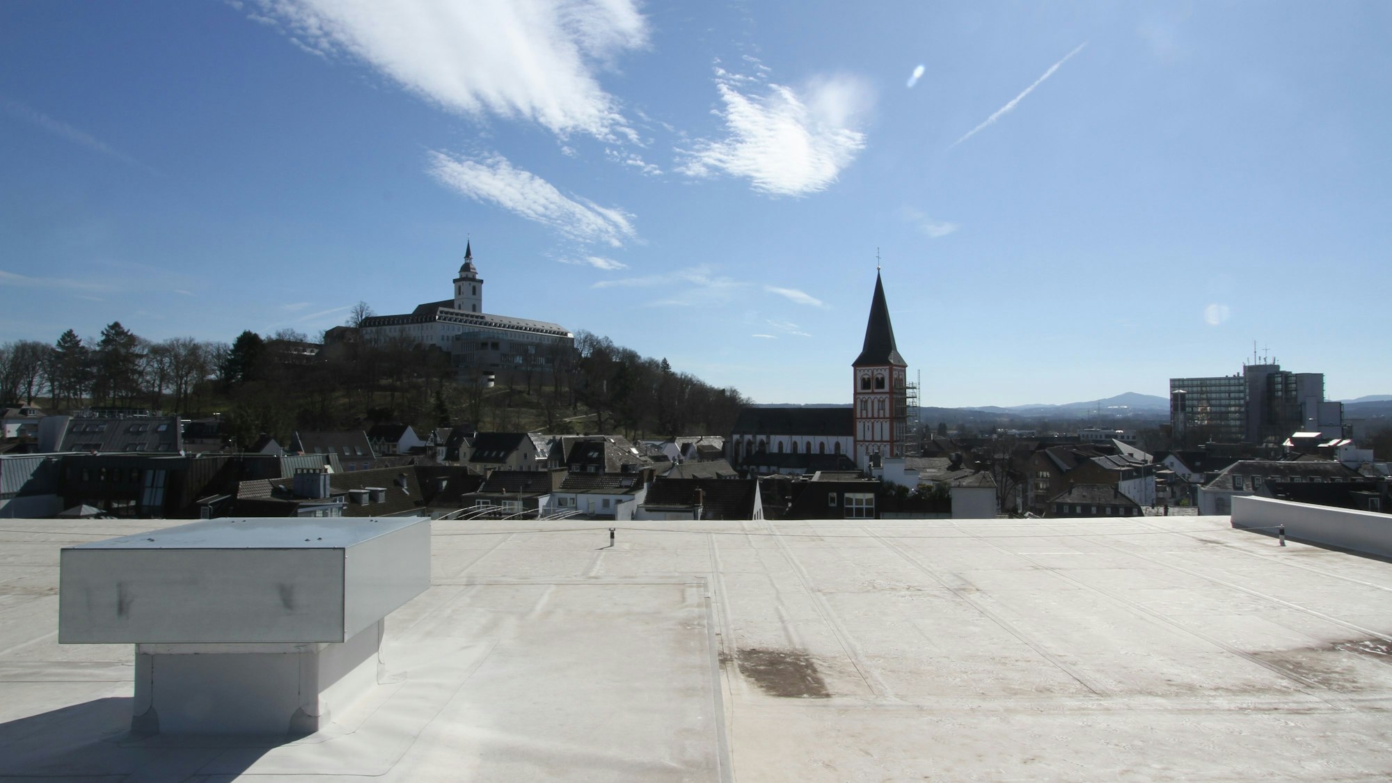 Blick von einem Dach auf eine Stadt