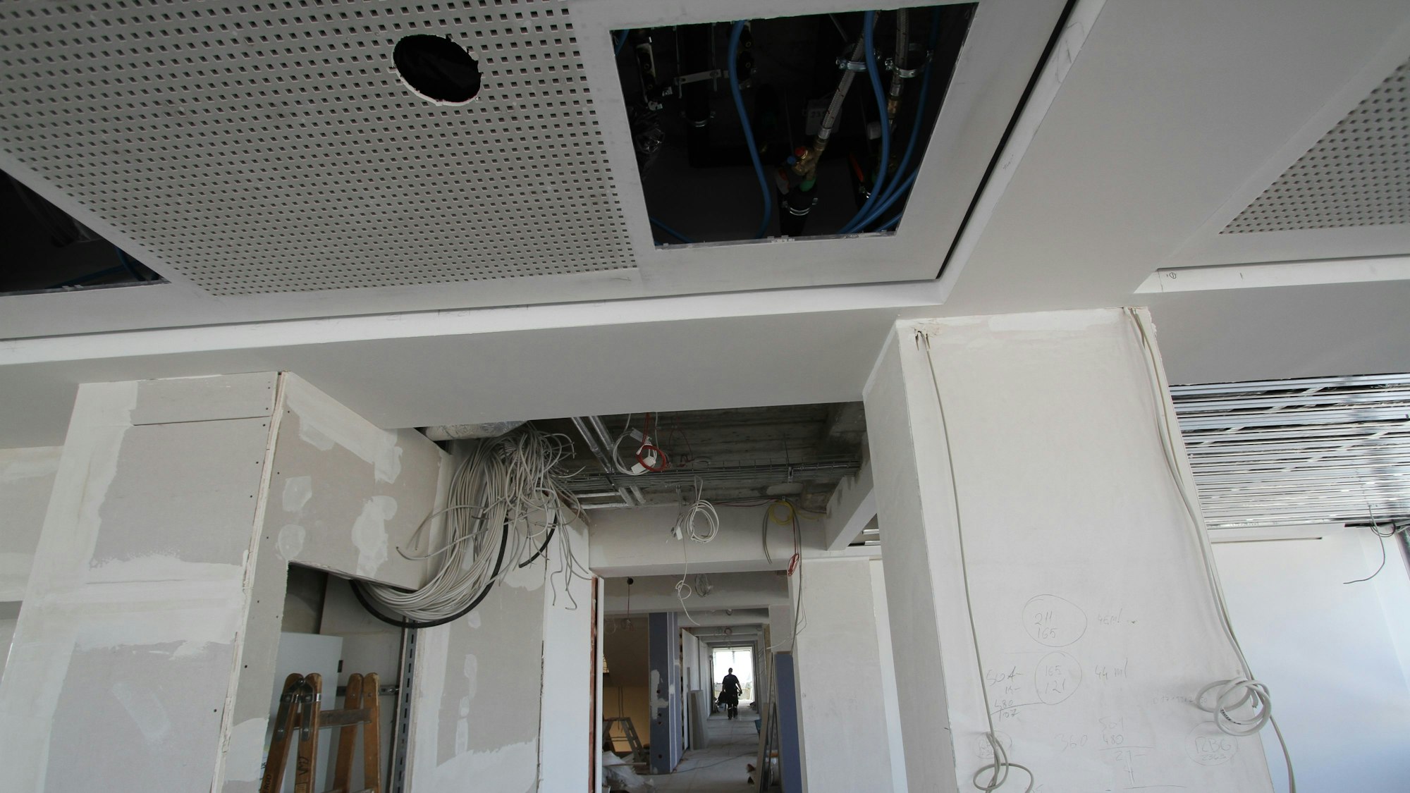 Blick in den Innenausbau eines Verwaltungsgebäudes.