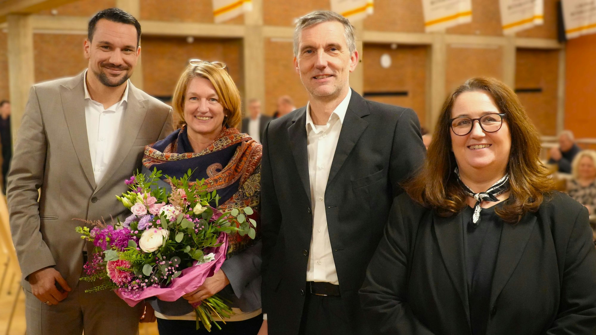 Mit Blumen wurde die Technische Beigeordnete Bianca Lorenz (2. v. l.) im Stadtrat verabschiedet. Beim Gruppenfoto lächelte sie zusammen mit Kämmerer Christian Welsch, dem Ersten Beigeordneten Martin Stolte und Bürgermeisterin Bondina Schulze (v. l.).