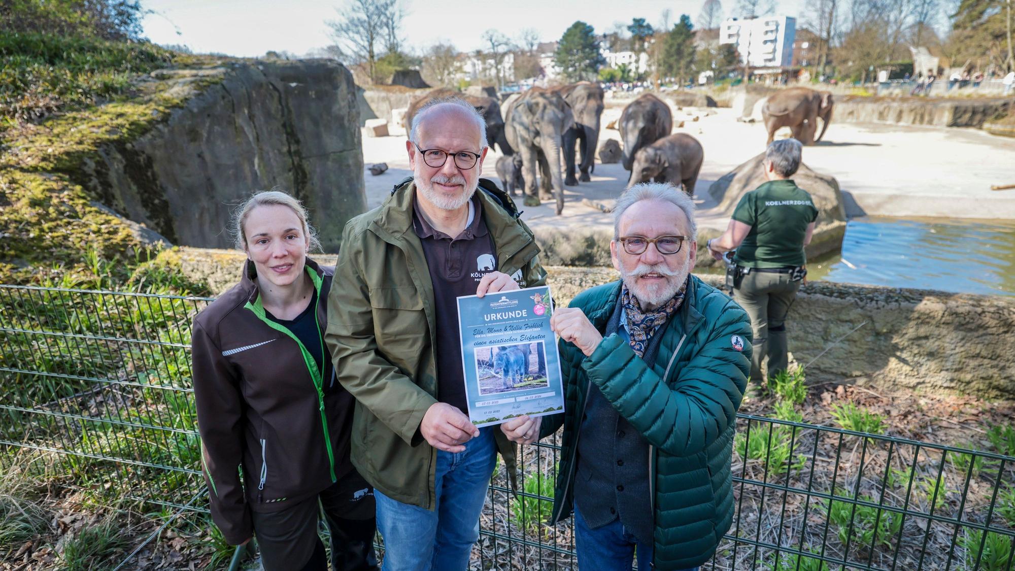 Elefantenexperten unter sich: Janus Fröhlich (rechts) mit Zoo-Chef Theo Pagel und Tierärztin Sandra Marcordes.Thomas Banneyer