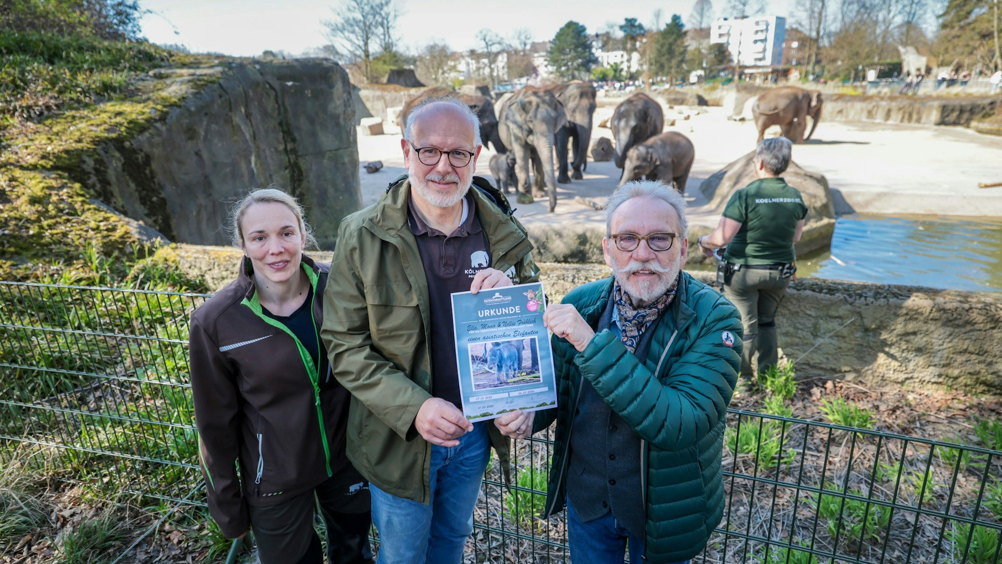 Elefantenexperten unter sich: Janus Fröhlich (rechts) mit Zoo-Chef Theo Pagel und Tierärztin Sandra Marcordes.Thomas Banneyer