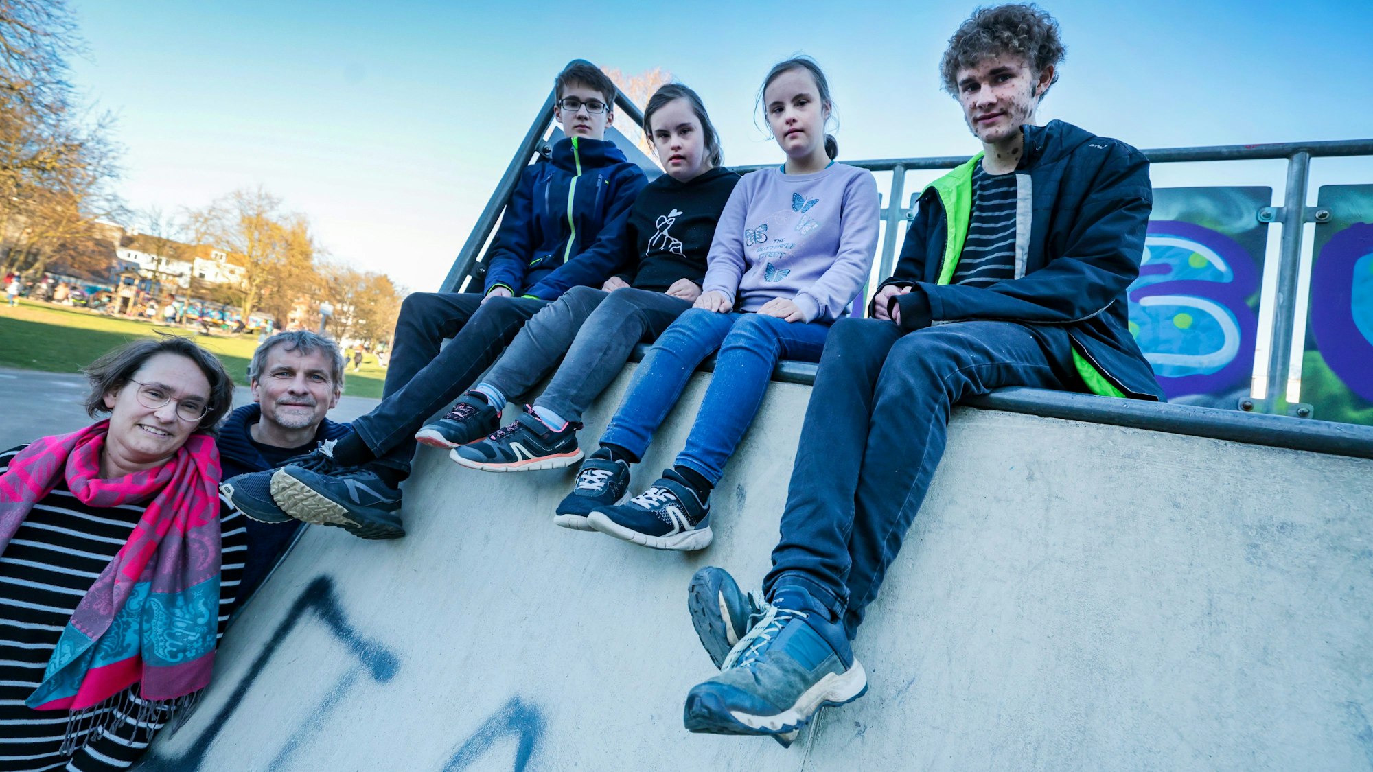 Immer füreinander da: Ruth Emmerich (von links), Hartwig Bruns, Alvin, Martha, Selma und Jakob Emmerich.