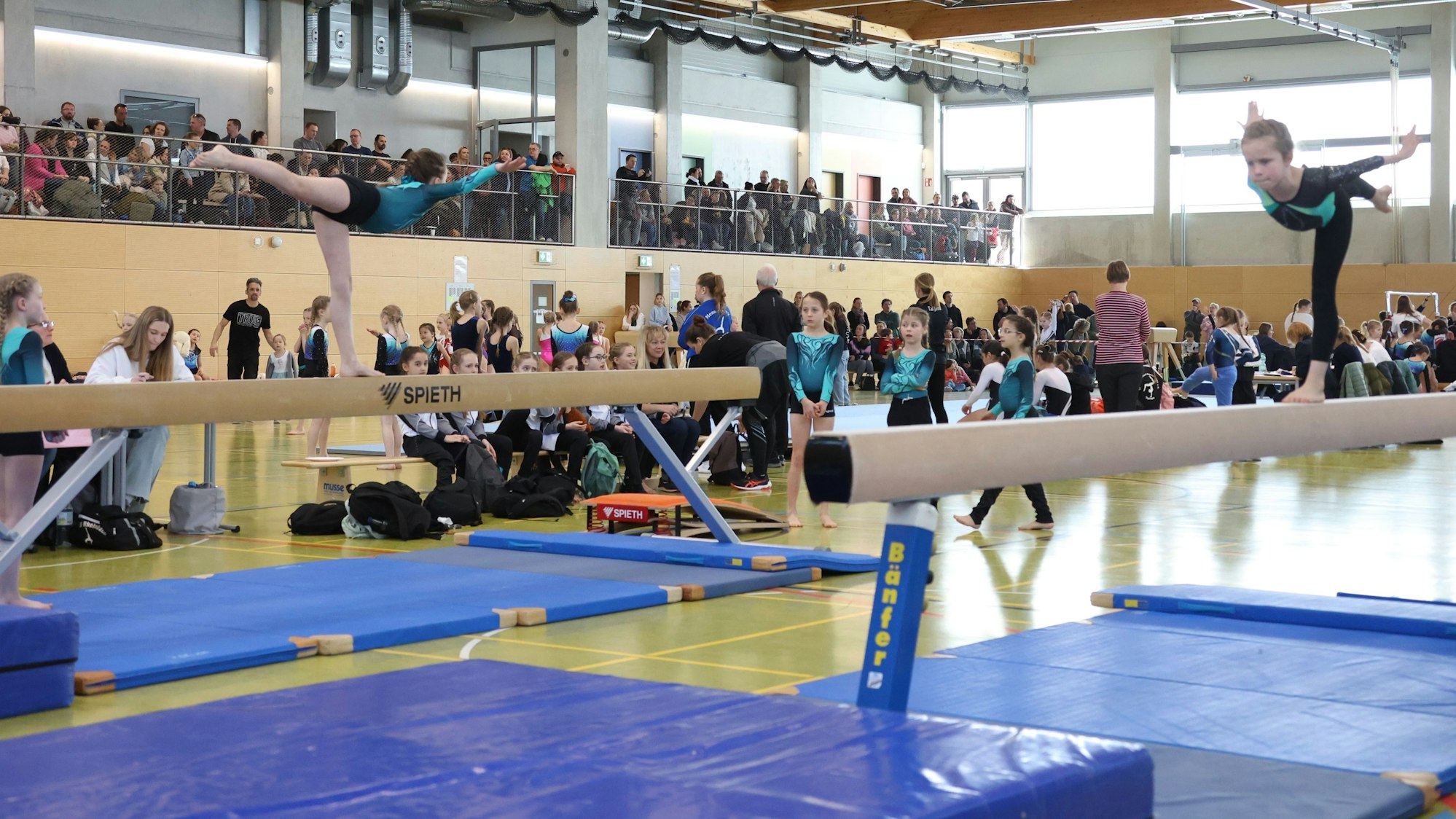 Zwei Turnerinnen aus Euskirchen zeigten Figuren auf dem Schwebebalken.