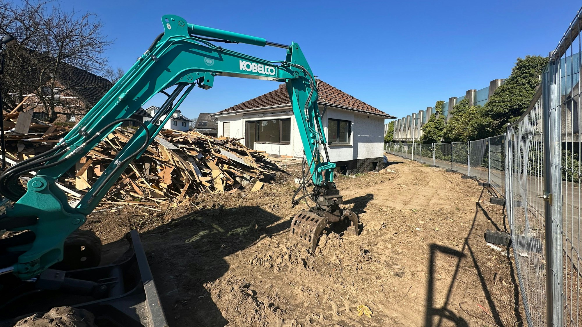 Der Fuß- und Radweg (r.), der die Bahnhofstraße mit der Johann-Quadt-Straße verbindet, wird als Fläche für die Erweiterung genutzt werden. Oben die Lärmschutzwand der Autobahn 59