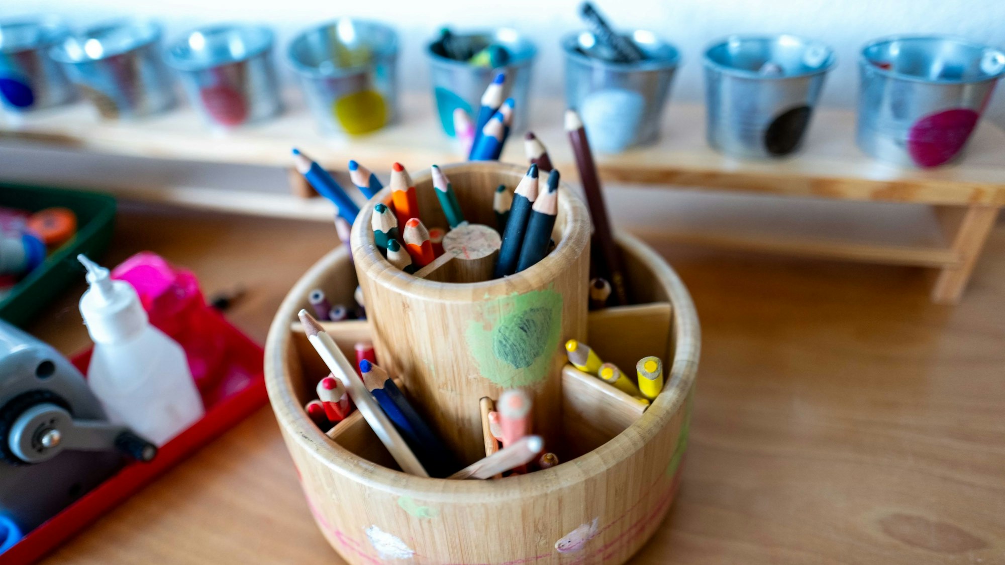 Das Bild zeigt einen Stifthalter in einer Kita aus Holz.