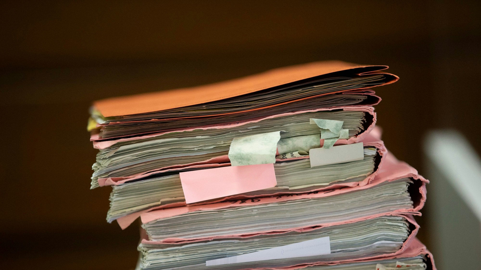 Köln: Akten liegen beim Auftakt eines Prozesses auf einem Tisch (Symbolbild)