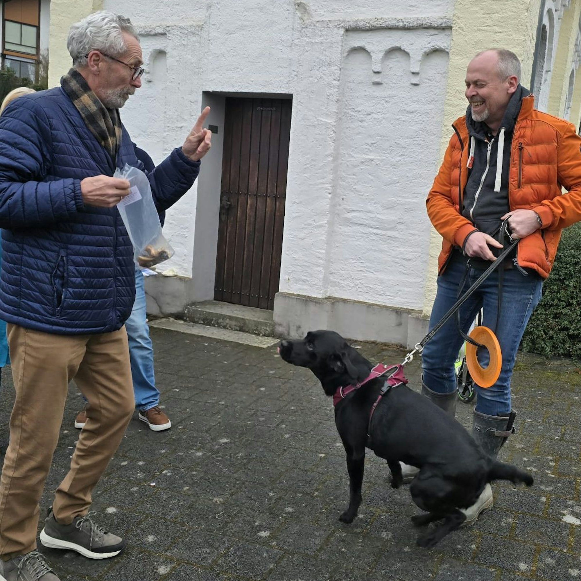 Zwei Männer und ein Hund