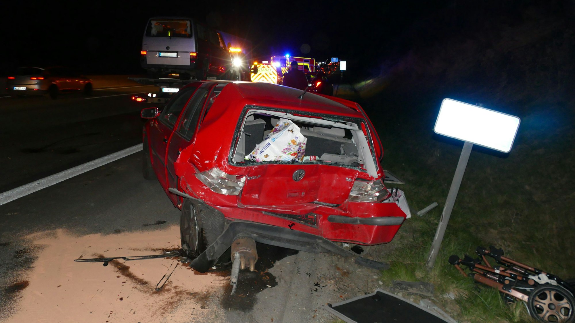 Der stark beschädigte Golf blieb nach dem Zusammenstoß auf dem Standstreifen stehen.