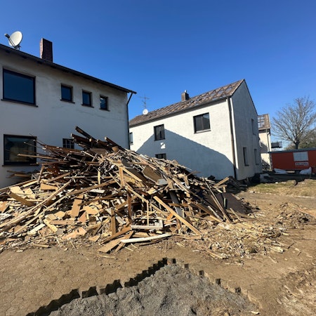 Wegen der Verbreiterung der A 59 werden Häuser an der Bahnhofstraße abgerissen.