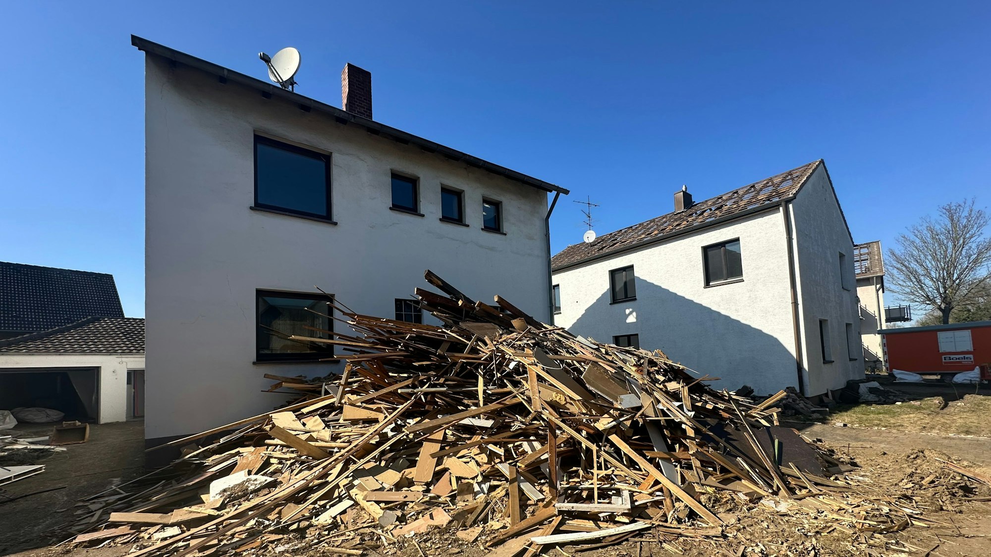 Wegen der Verbreiterung der A 59 werden Häuser an der Bahnhofstraße abgerissen.