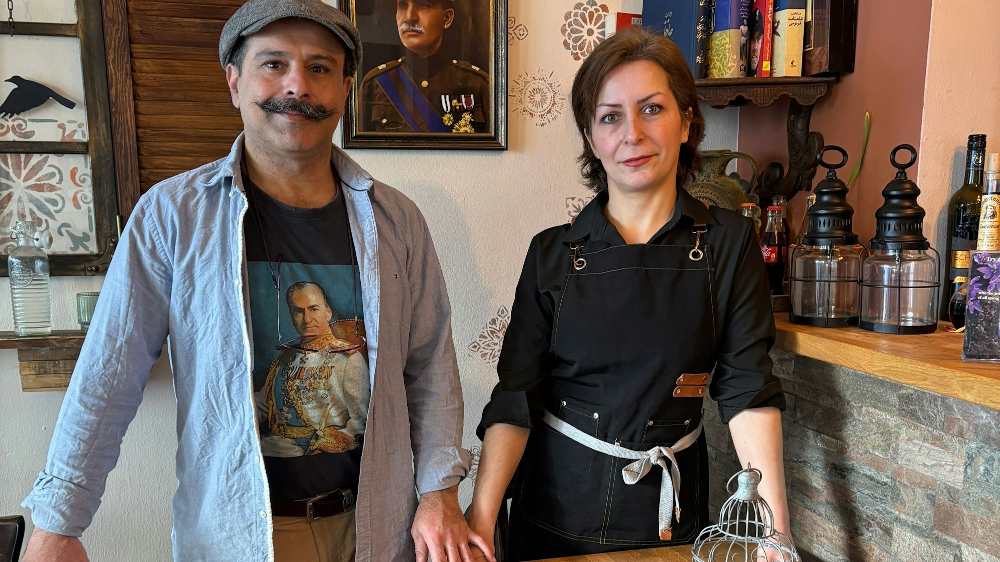 Das Foto zeigt ein Paar, das ein Restaurant führt.