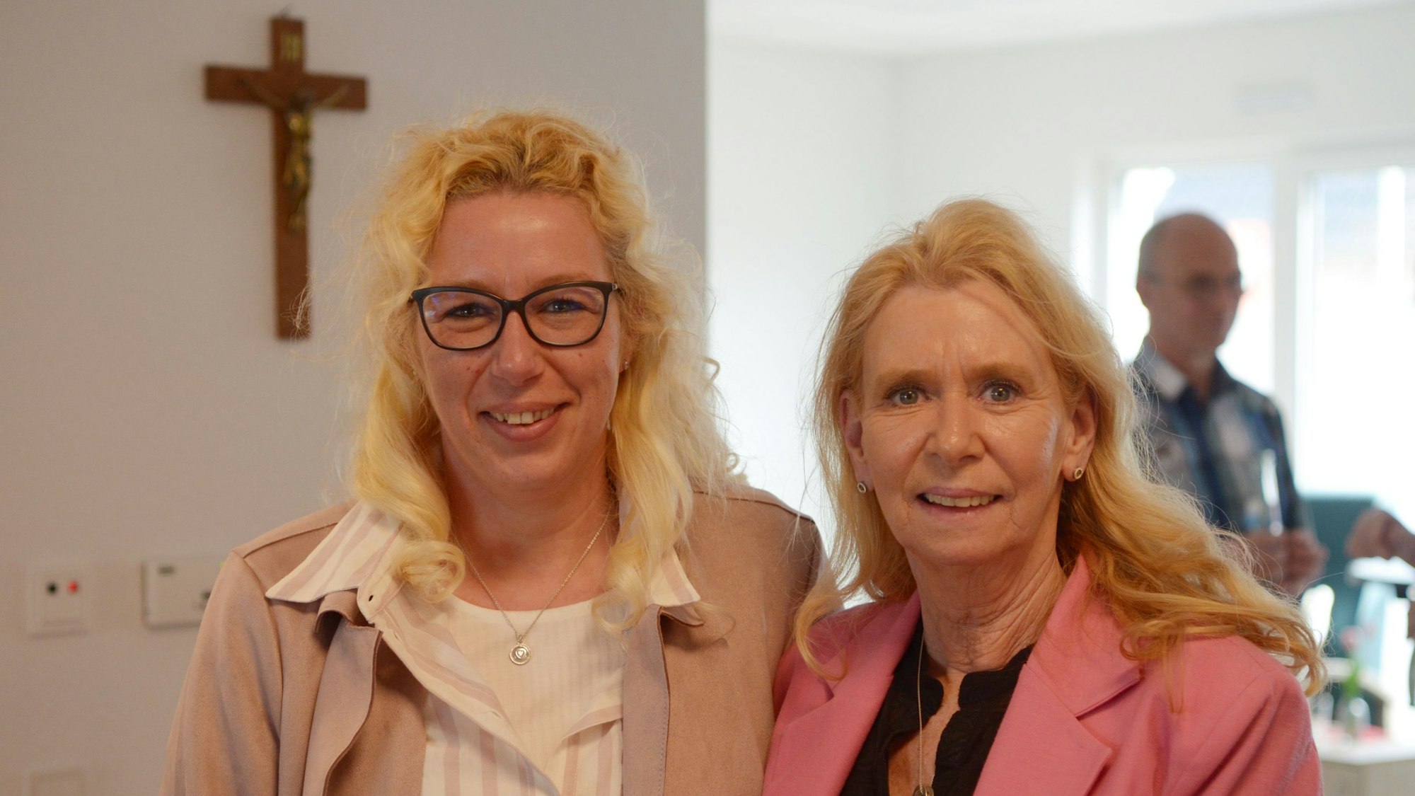 Das Bild zeigt die beiden Frauen, die nebeneinander stehen.