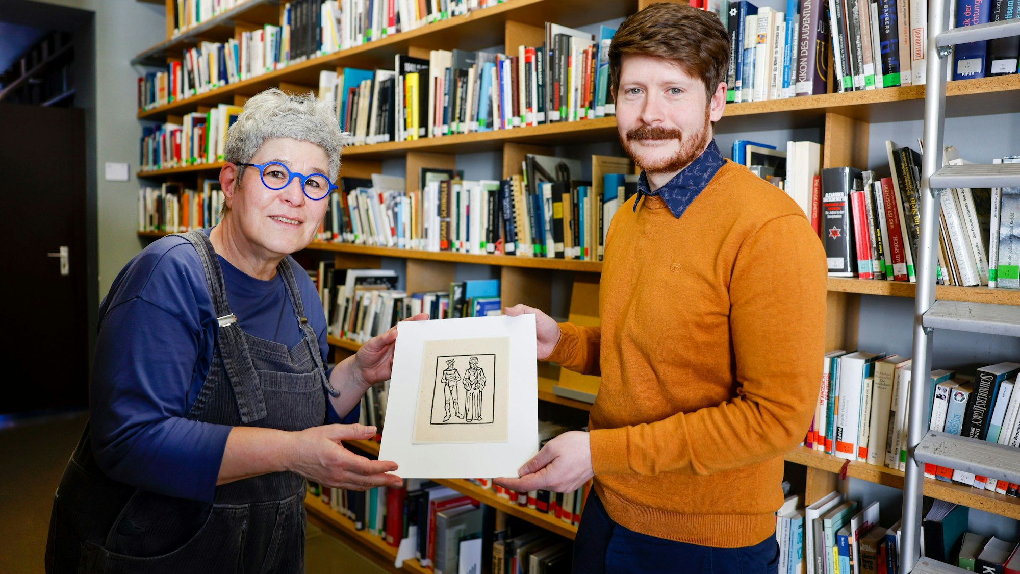 Petra Paffenholz übergab den Holzschnitt-Druck ihres Vaters an Jens Löffler, Archivar des NS-Dokumentationszentrums.