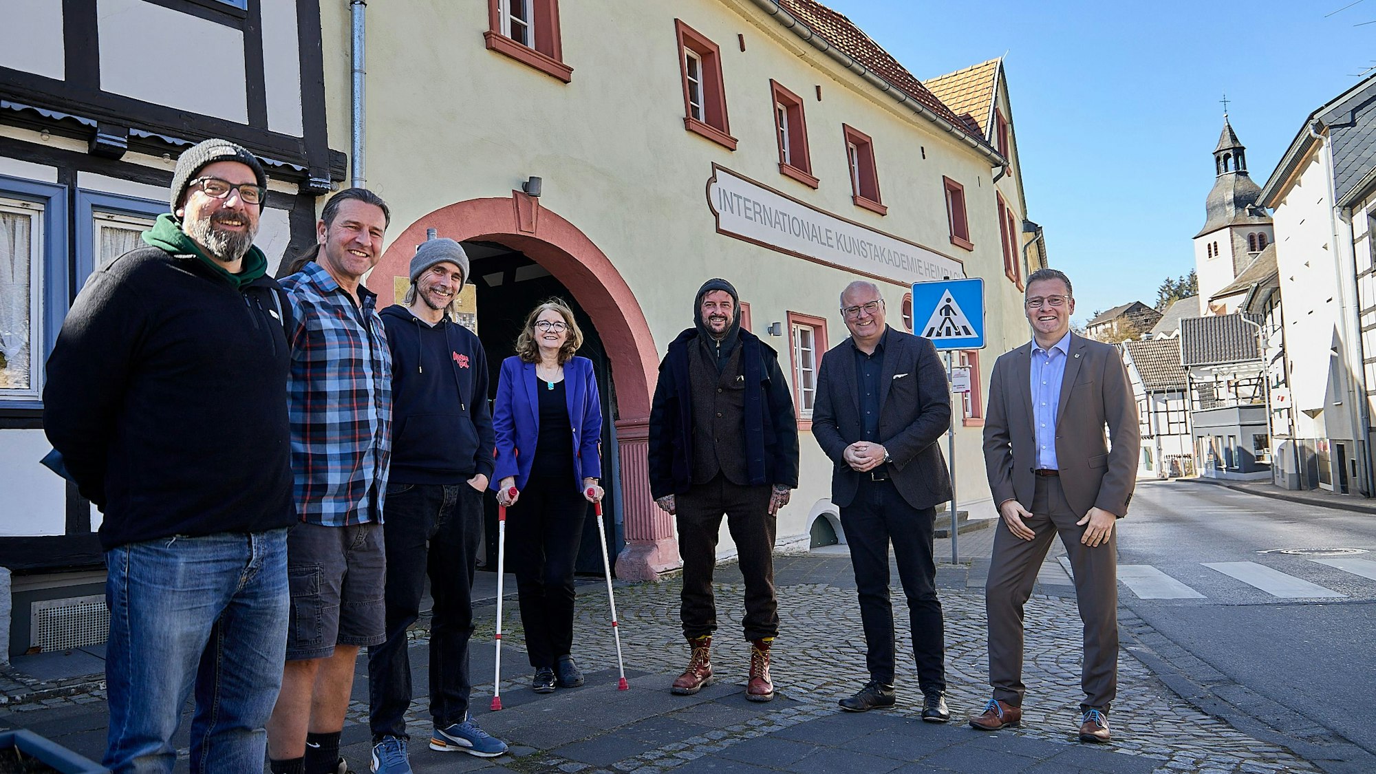 Daniel Kocher, Dirk Boltersdorf, Kai Nierhausen, Luzia Schlösser, Daniel Schoeller, Jochen Weiler und Marco Schmunkamp stehen vor der Kunstakademie im Heimbach.