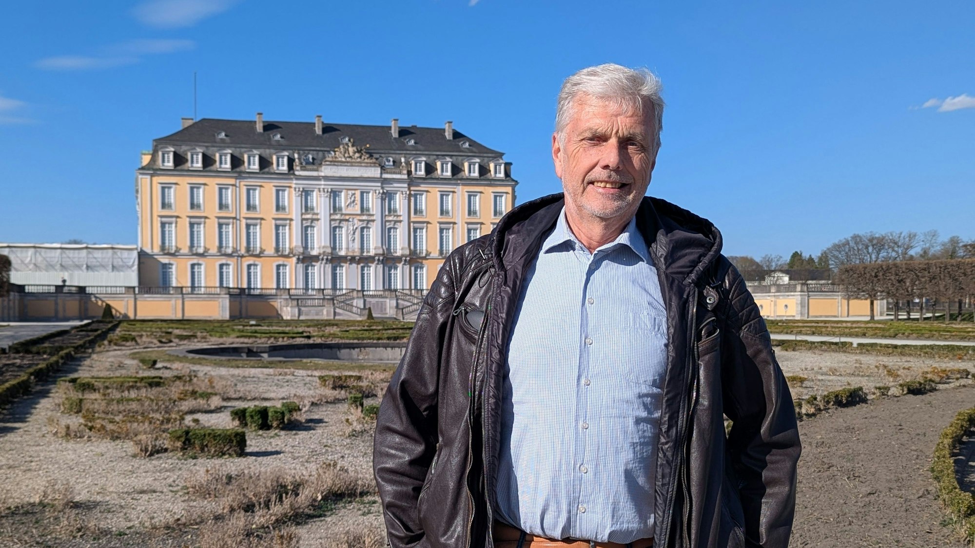 Das Foto zeigt den Dozenten und Buchautoren im Park von Schloss Augustusburg.