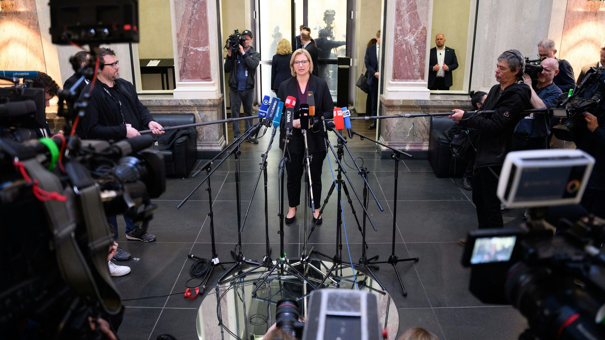 nke Rehlinger (SPD, M), Ministerpräsidentin des Saarlands und amtierende Bundesratspräsidentin, äußert sich nach der Abstimmung in der Plenarsitzung im Deutschen Bundesrat.