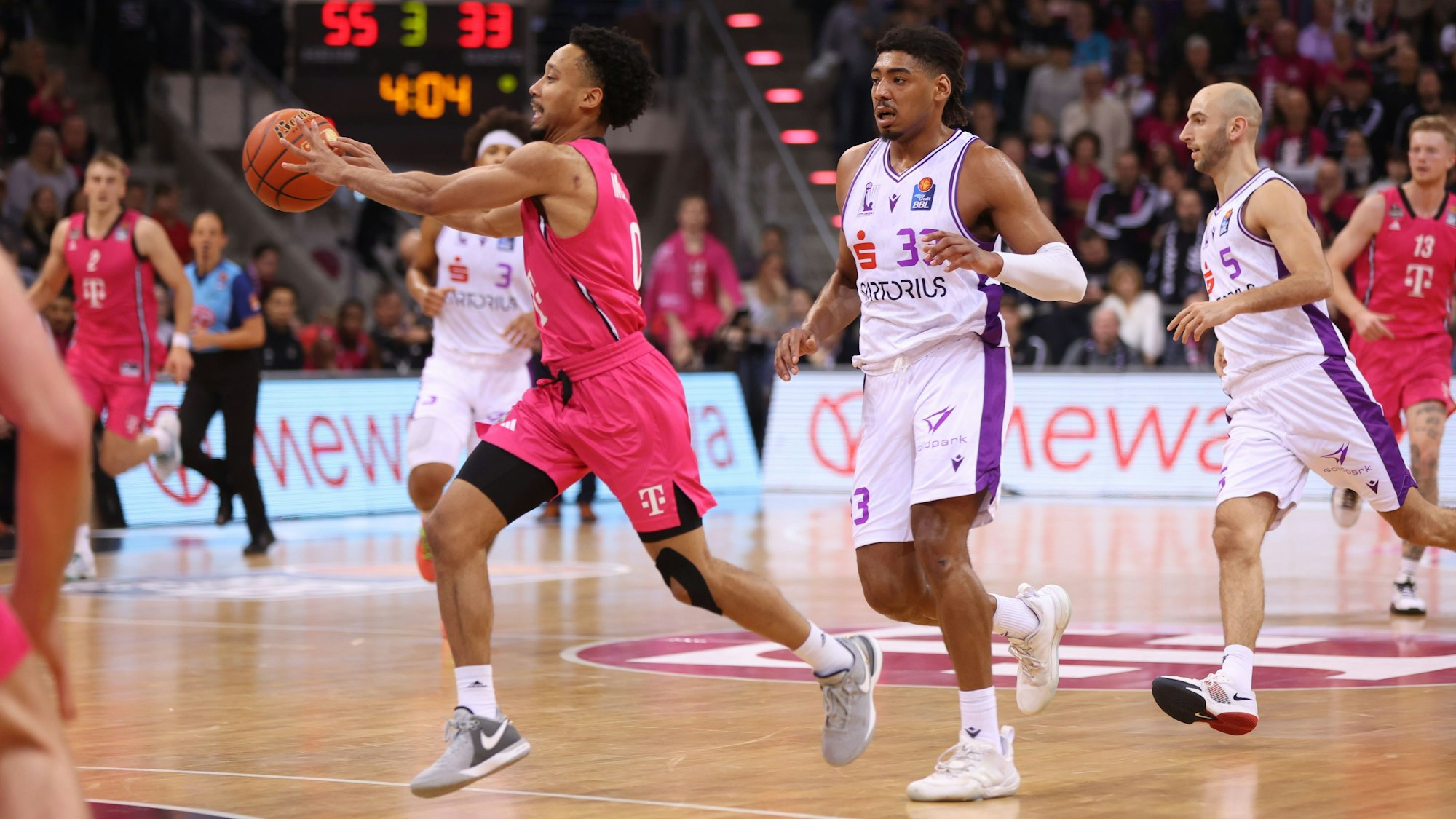 Bonns Aufbauspieler Darius McGhee (links) hängt den Göttinger Kostja Mushidi ab.