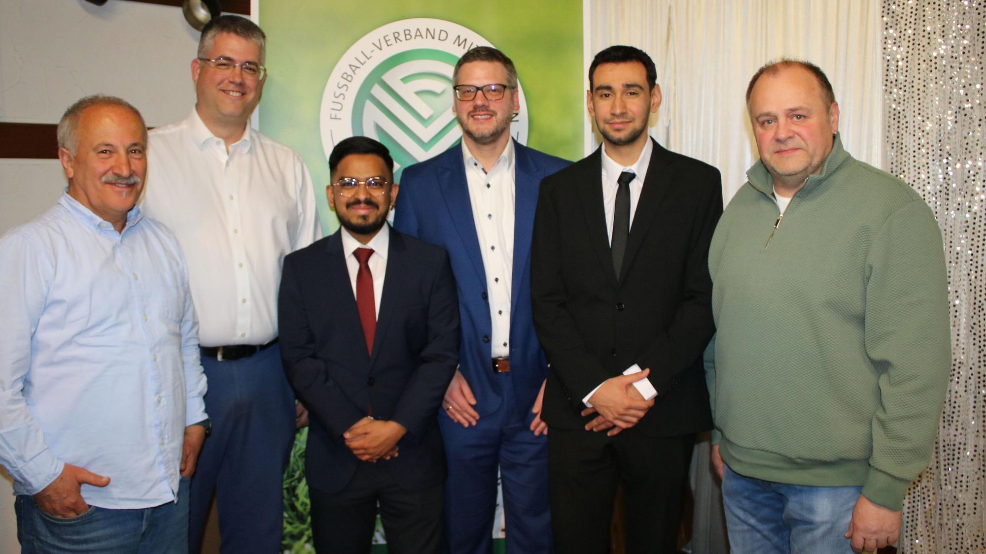 Gruppenfoto des Kreisjugendsportgerichts mit dem alten und dem neuen Vorsitzenden.