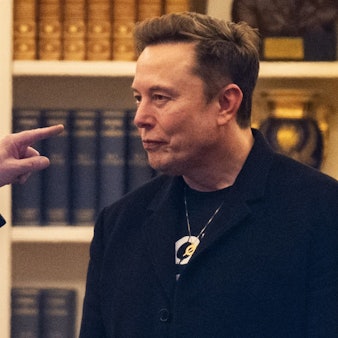 US-Präsident Donald Trump im Gespräch mit Tech-Milliardär Elon Musk im Weißen Haus. Der Tesla-Chef ist „besonderer Regierungsmitarbeiter“. (Archivbild)