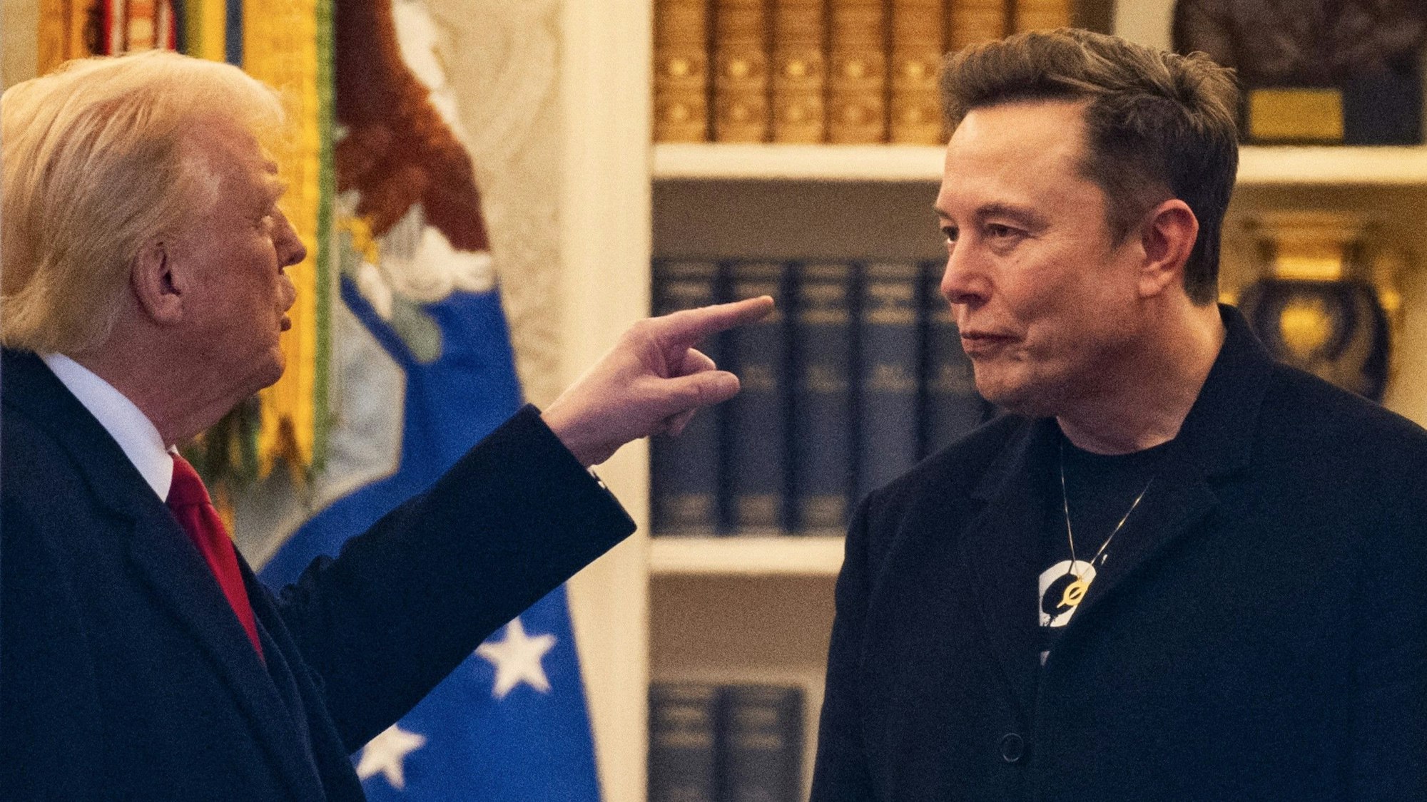US-Präsident Donald Trump im Gespräch mit Tech-Milliardär Elon Musk im Weißen Haus. Der Tesla-Chef ist „besonderer Regierungsmitarbeiter“. (Archivbild)