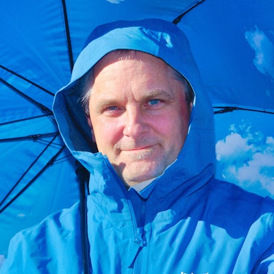 Porträts eines Mannes mit Regenschirm