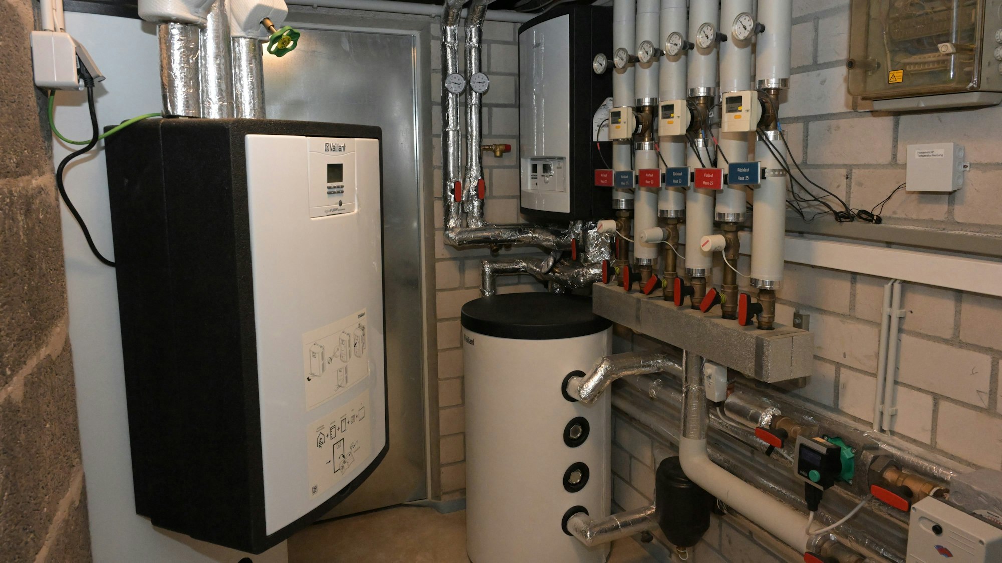 In einem Keller hängen Wärmezähler.