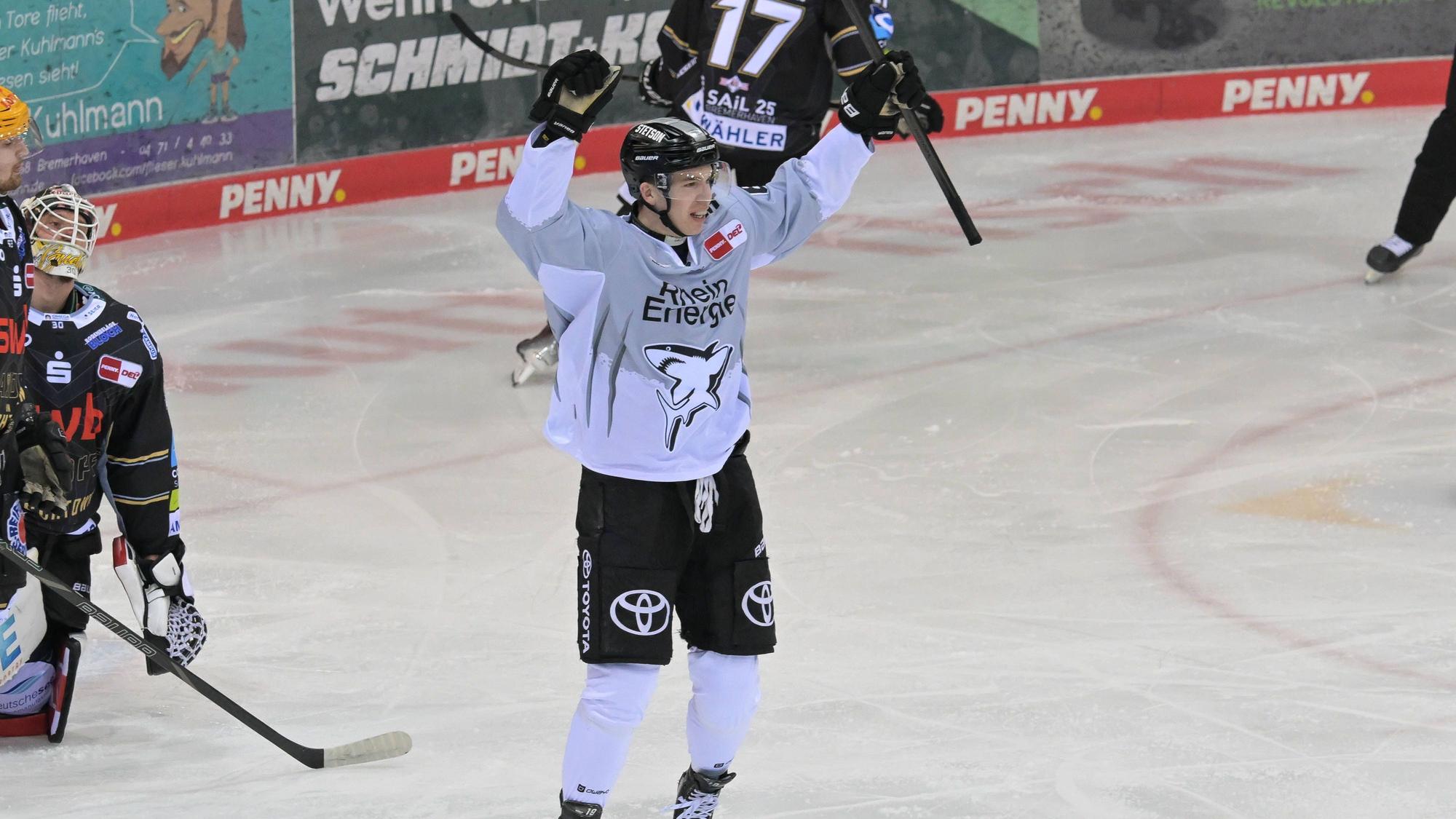 Haie-Stürmer Marco Münzenberger jubelt nach seinem Treffer zum 2:0. In der Verlängerung gelang dem 19-Jährigen dann noch das Siegtor zum 3:2.
