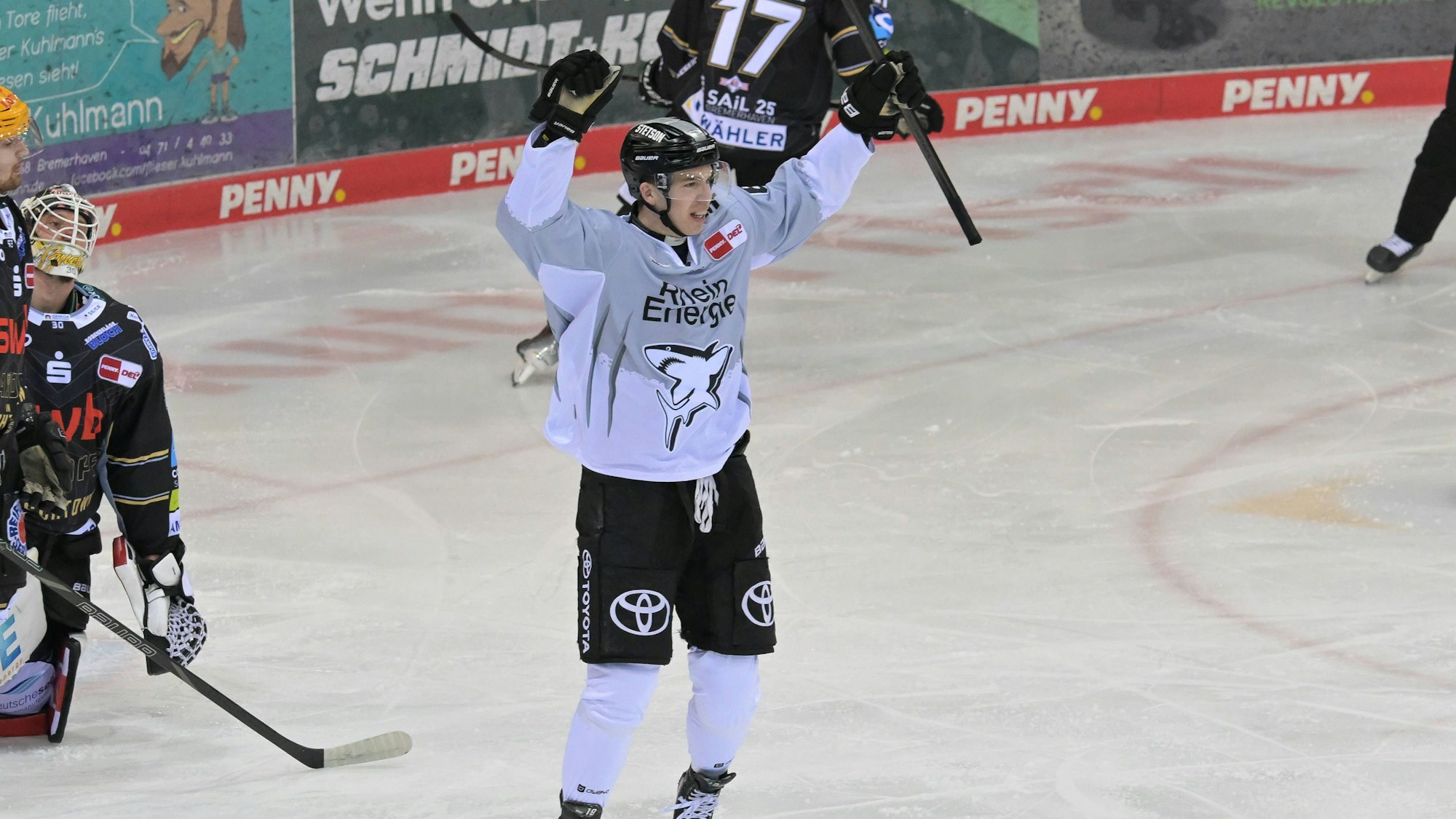 Haie-Stürmer Marco Münzenberger jubelt nach seinem Treffer zum 2:0. In der Verlängerung gelang dem 19-Jährigen dann noch das Siegtor zum 3:2.
