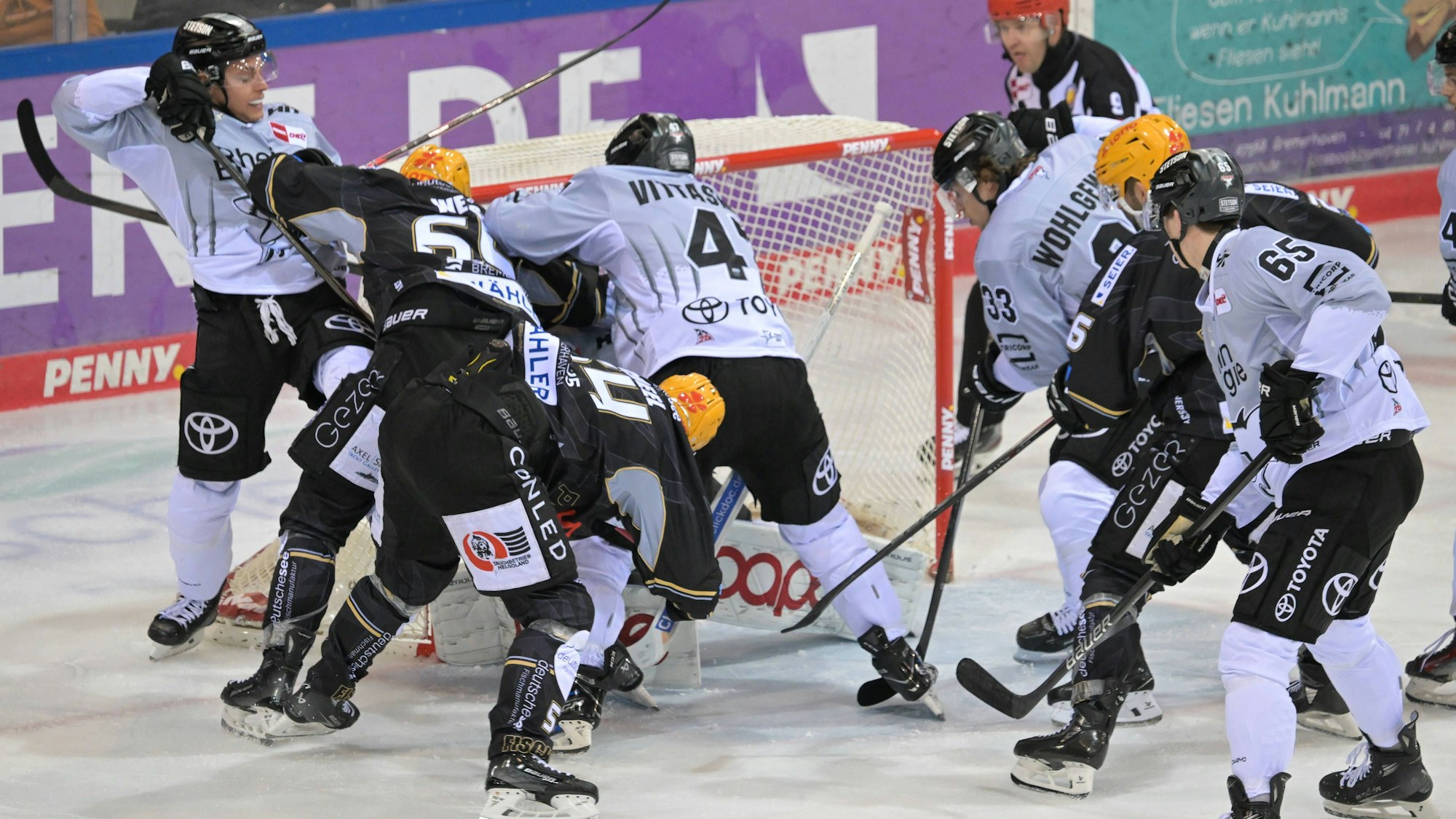 Tumult vor Torwart Julius Hudacek: Die Haie verteidigen ihr Tor mit allem, was sie haben.