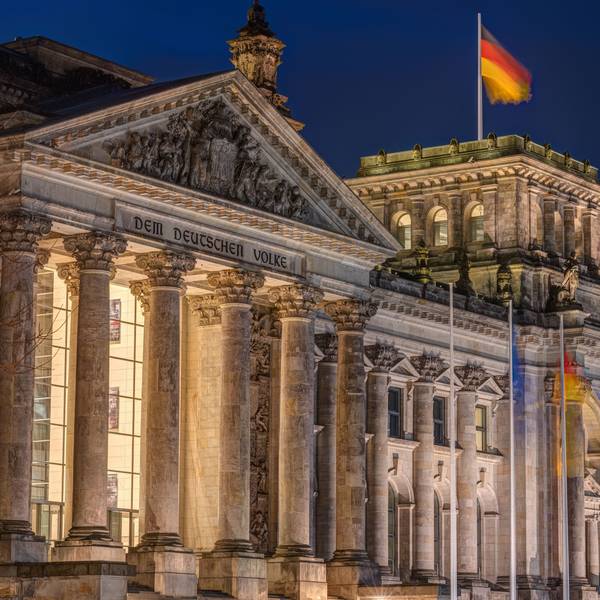 Der Eingang des Reichstages in Berlin bei Nacht. (Archivbild)