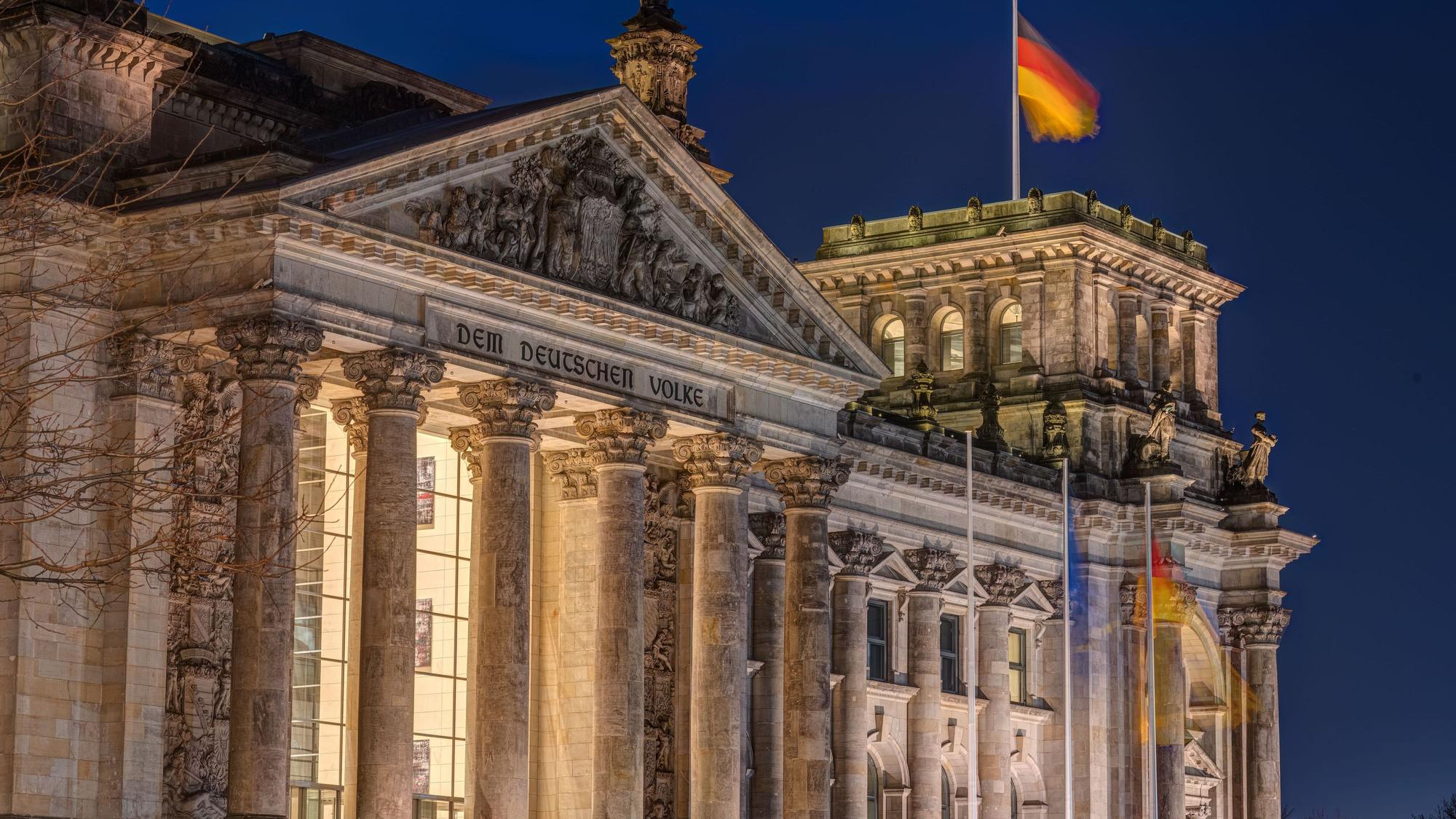 Der Eingang des Reichstages in Berlin bei Nacht. (Archivbild)