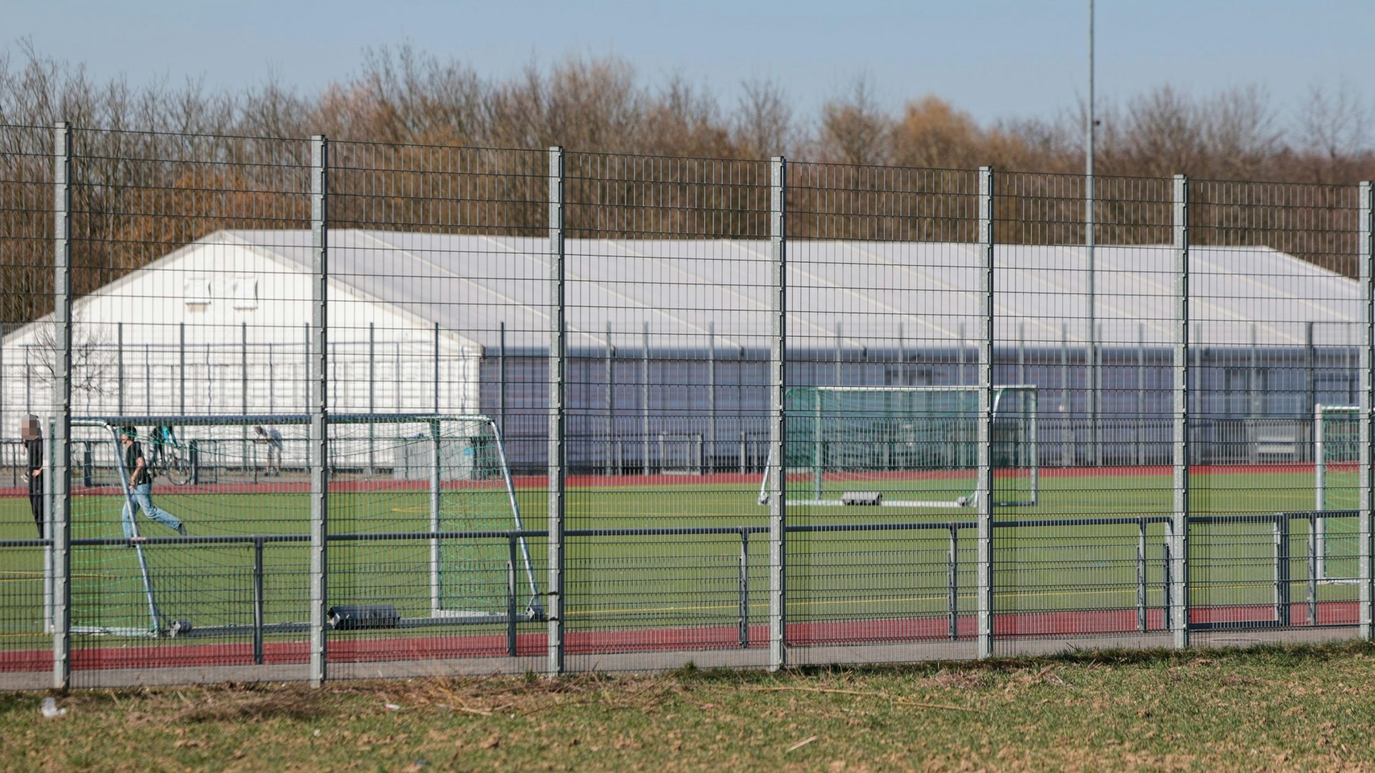Außenansicht eines großen Zelts, das eine Kaltlufthalle beherbergt.