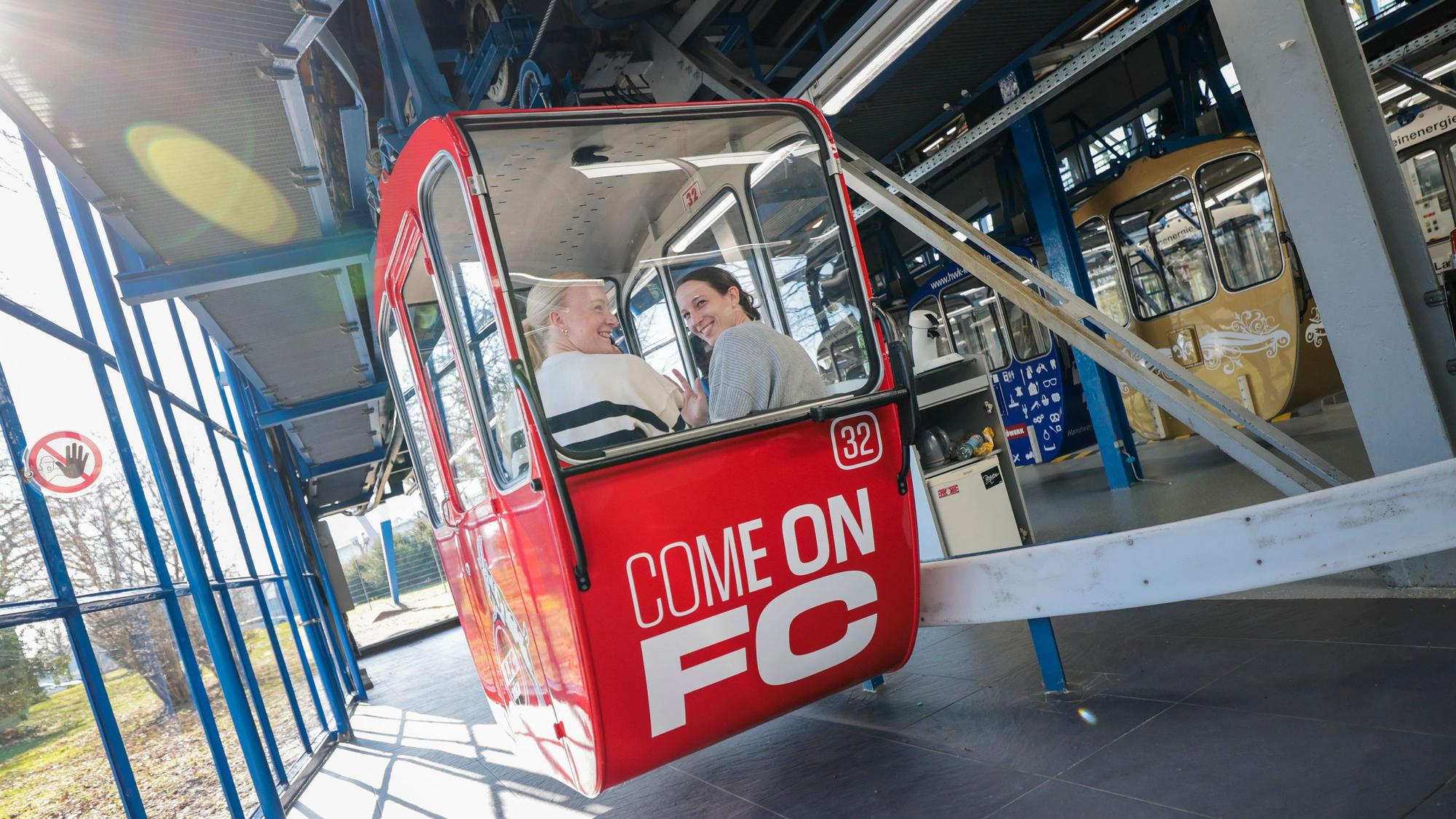 Auf der Jungfernfahrt der neuen Seilbahn-Gondel: die FC-Spielerinnen Anna Gerhardt (links) und Sara Agrež.