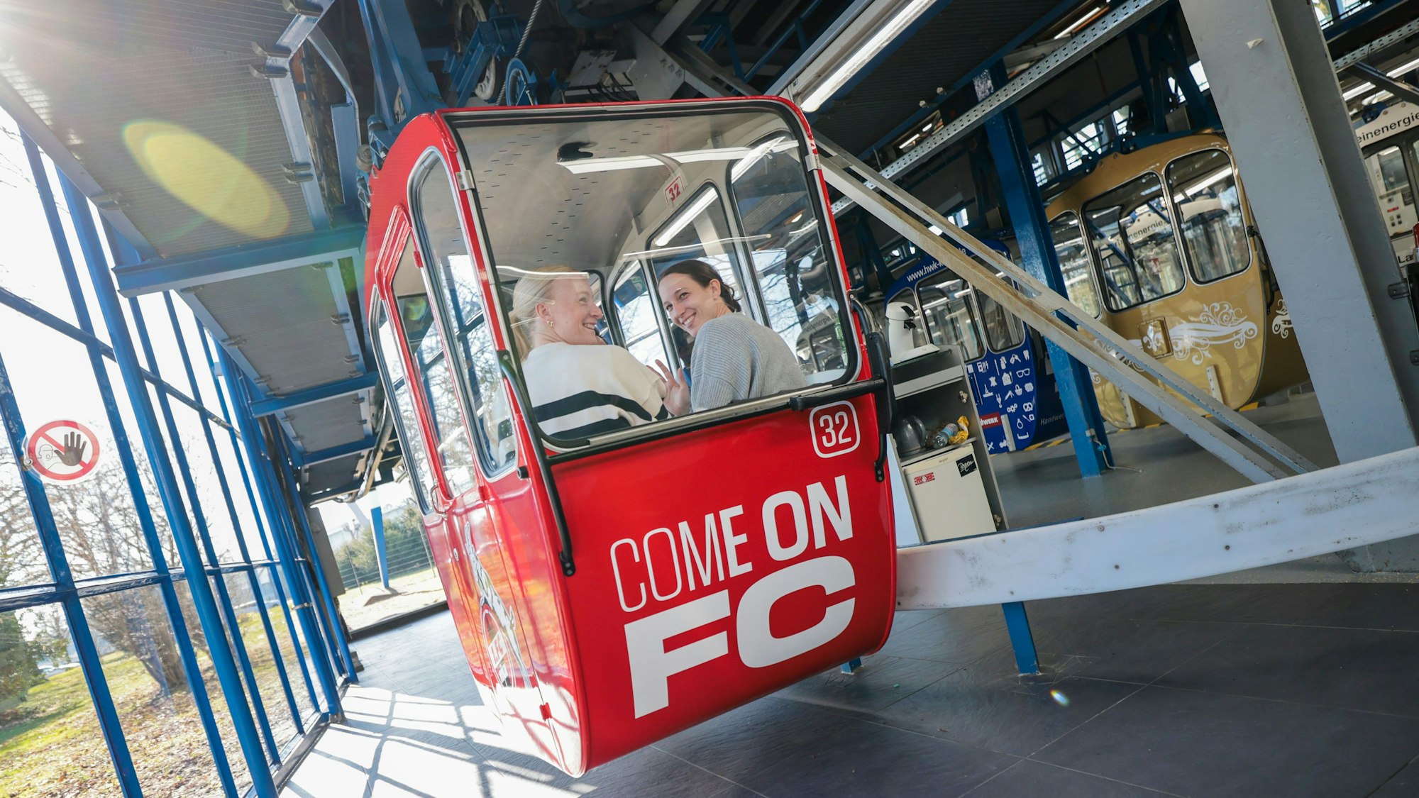 Auf der Jungfernfahrt der neuen Seilbahn-Gondel: die FC-Spielerinnen Anna Gerhardt (links) und Sara Agrež.