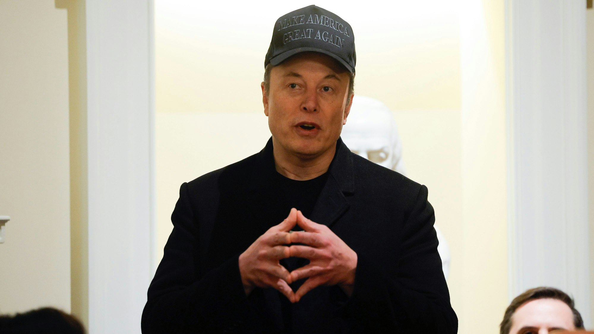 Elon Musk spricht während der ersten Kabinettssitzung von US-Präsident Trump nach dessen Wiederwahl im Weißen Haus.