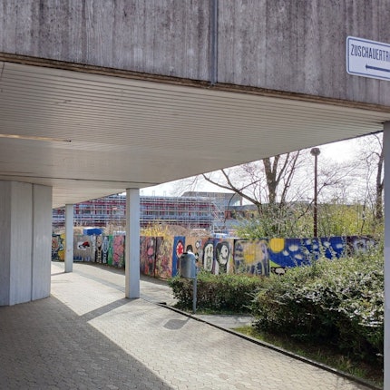 Schulzentrum Neuenhof, Mensagebäude, rechts im Hintergrund der Neubau für den Bildungscampus