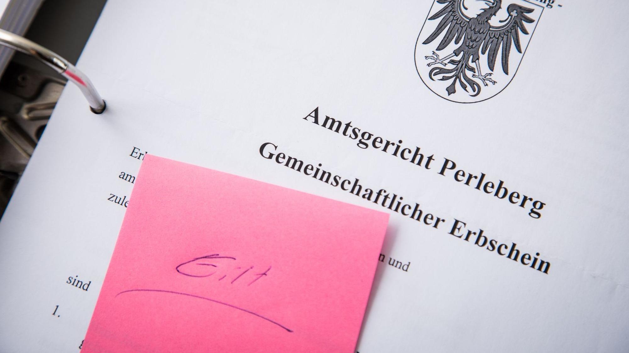 Jemanden komplett vom Erbe ausschließen? Bei nahen Angehörigen geht das nicht so einfach - ihnen steht zumindest ein Pflichtteil zu.