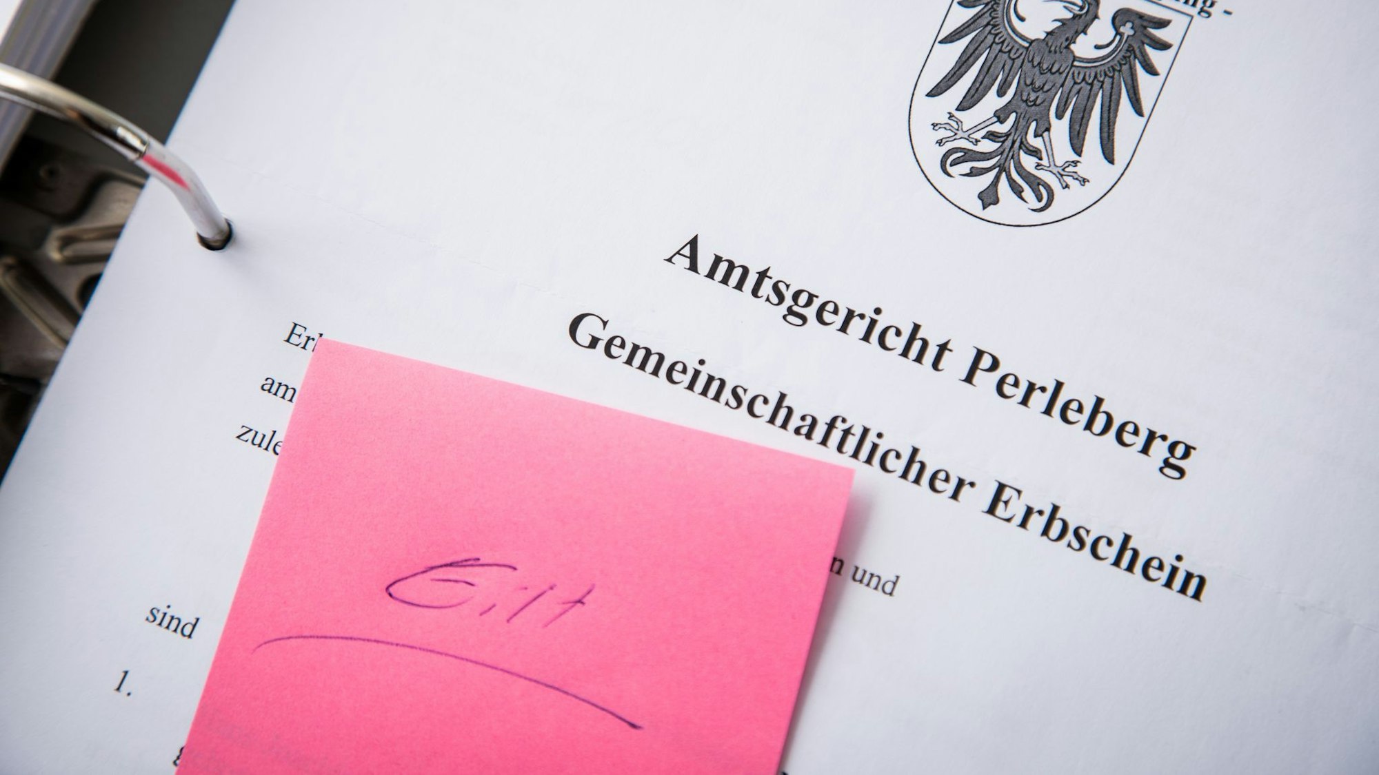 Jemanden komplett vom Erbe ausschließen? Bei nahen Angehörigen geht das nicht so einfach - ihnen steht zumindest ein Pflichtteil zu.