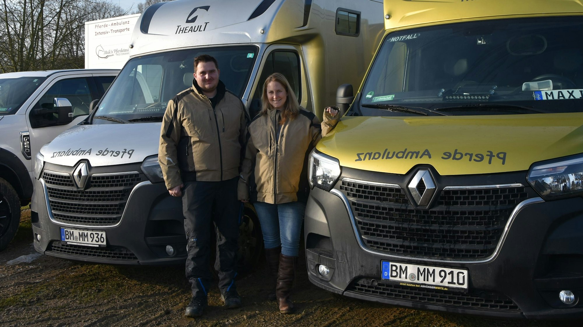 Auf dem Bild ist das Ehepaar Meier vor seinen Pferdetransportern zu sehen.