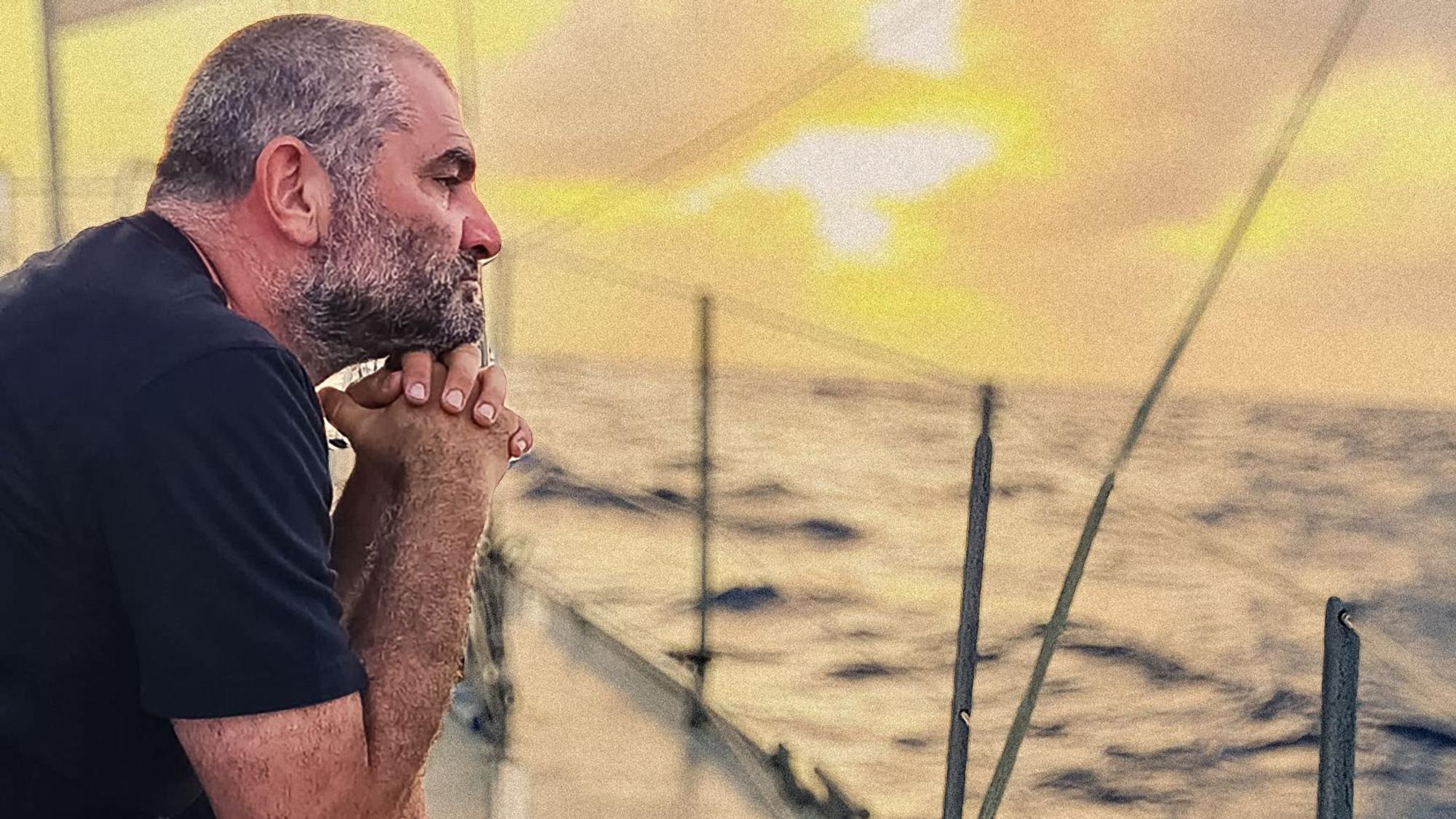 Wipperfürther Michael Atug (53) hat die Hände ineinander gefaltet, stützt darauf seinen Kopf und schaut von einem Segelboot aus aufs Meer.