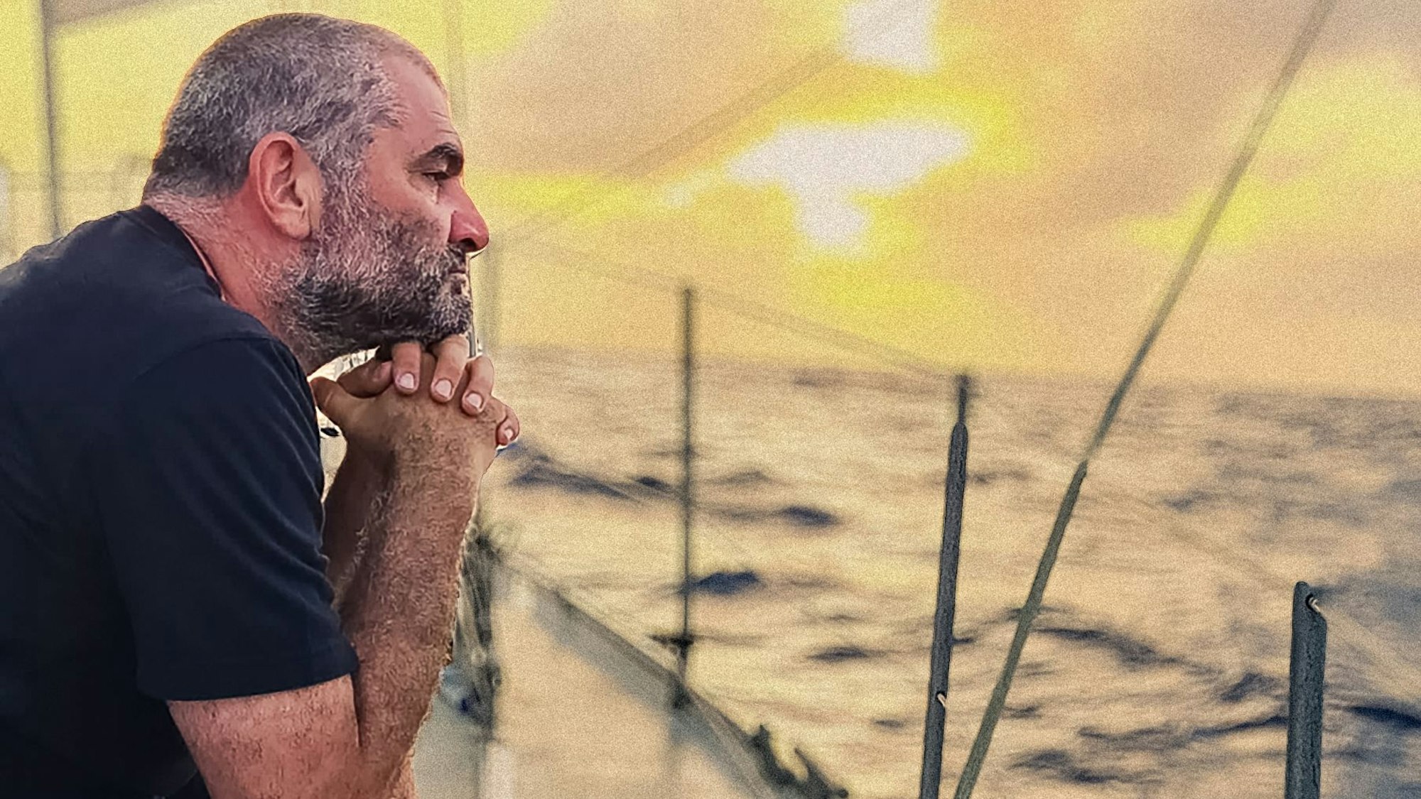 Wipperfürther Michael Atug (53) hat die Hände ineinander gefaltet, stützt darauf seinen Kopf und schaut von einem Segelboot aus aufs Meer.