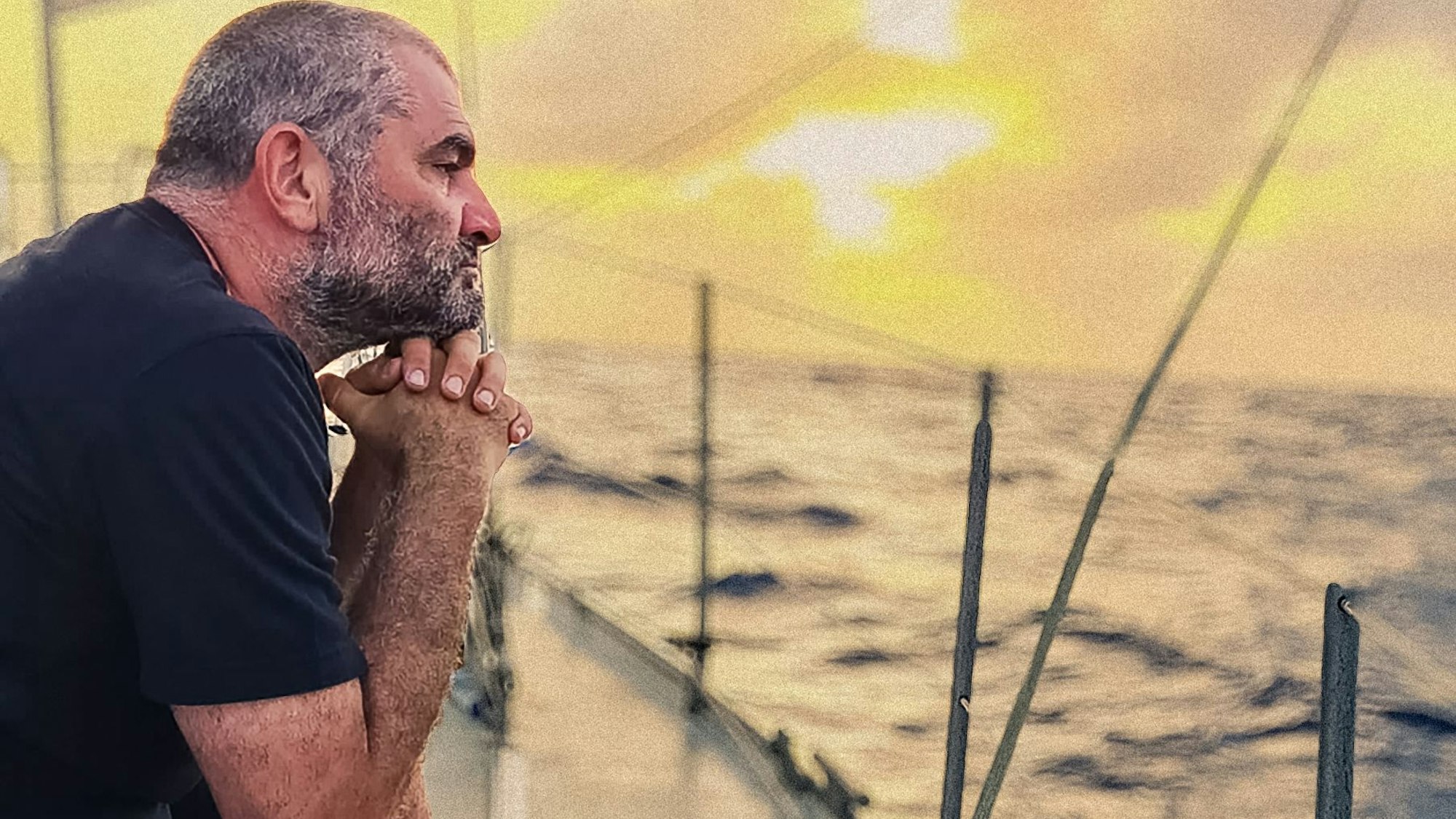 Der Wipperfürther Michael Atug (53) auf dem Segelboot, auf dem er mit zwei Freunden zurzeit über den Atlantik nach Guadeloupe fährt.