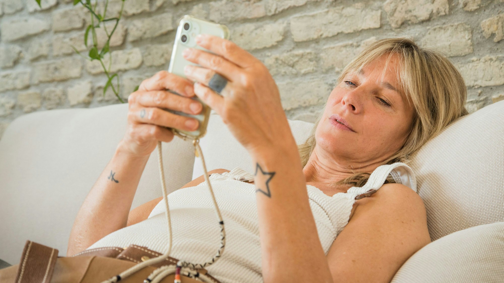 Eine Frau schaut auf ihr Smartphone.