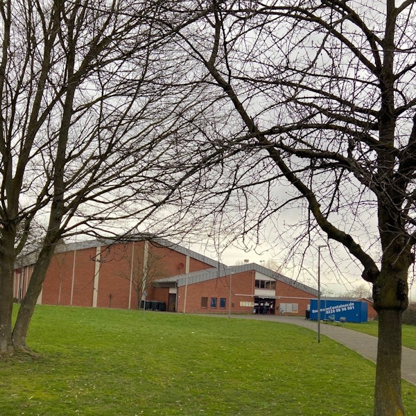 Auf dem Bild ist das Gebäude der Königsdorfer Gerhard-Berger-Halle zu sehen.