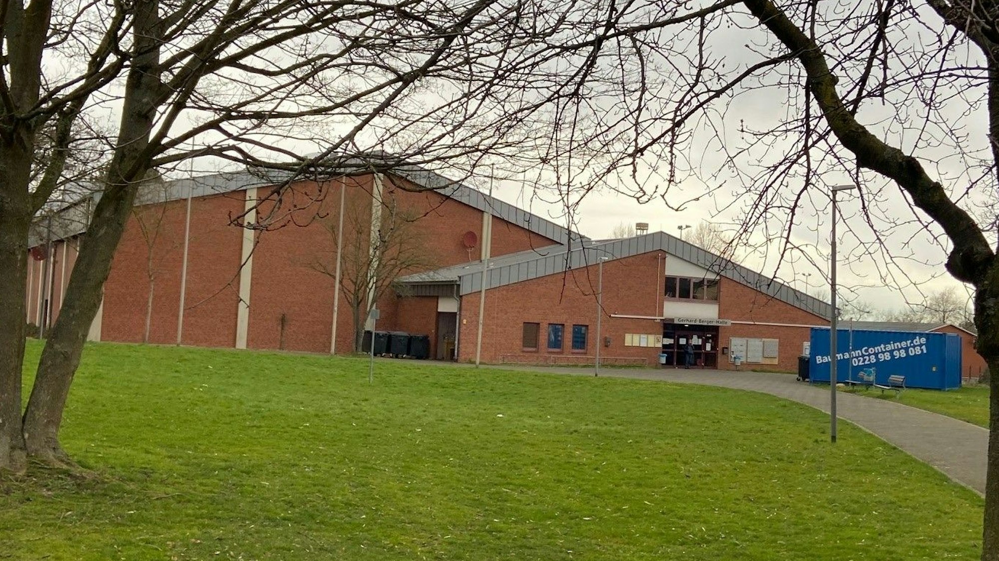 Auf dem Bild ist die Gerhard-Berger-Halle von außen zu sehen.