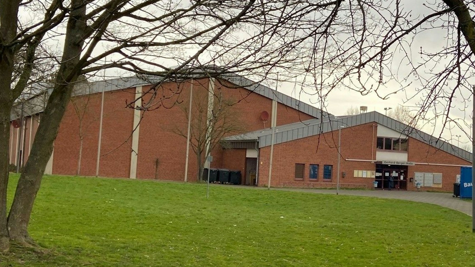 Auf dem Bild ist das Gebäude der Königsdorfer Gerhard-Berger-Halle zu sehen.