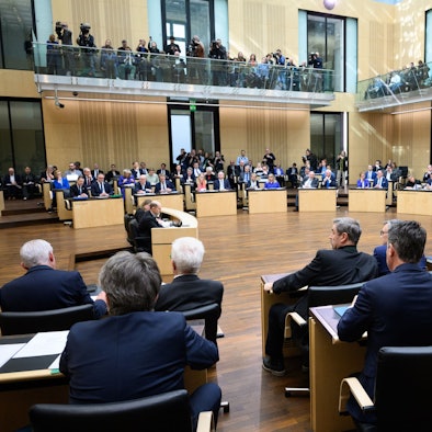 Die Mitglieder des Bundesrats stimmen bei der Plenarsitzung im Deutschen Bundesrat per Abfrage über die vom Bundestag beschlossenen Reform der Schuldenbremse ab.